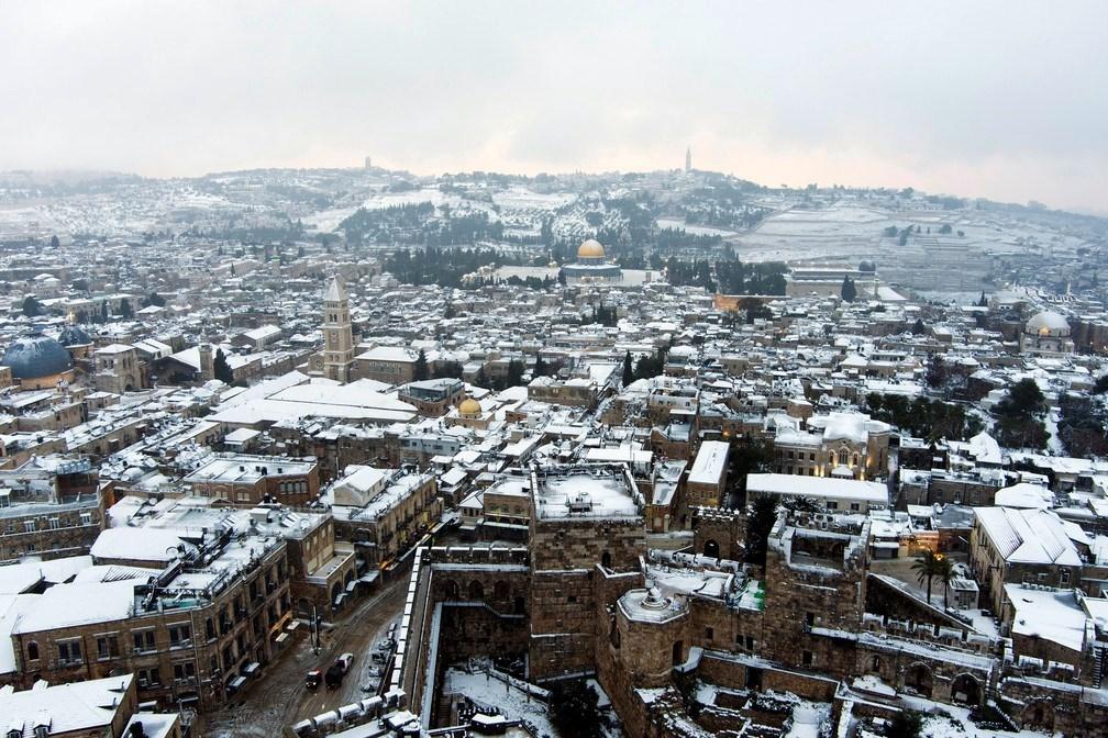 Jerusalém amanhece coberta por neve após seis anos