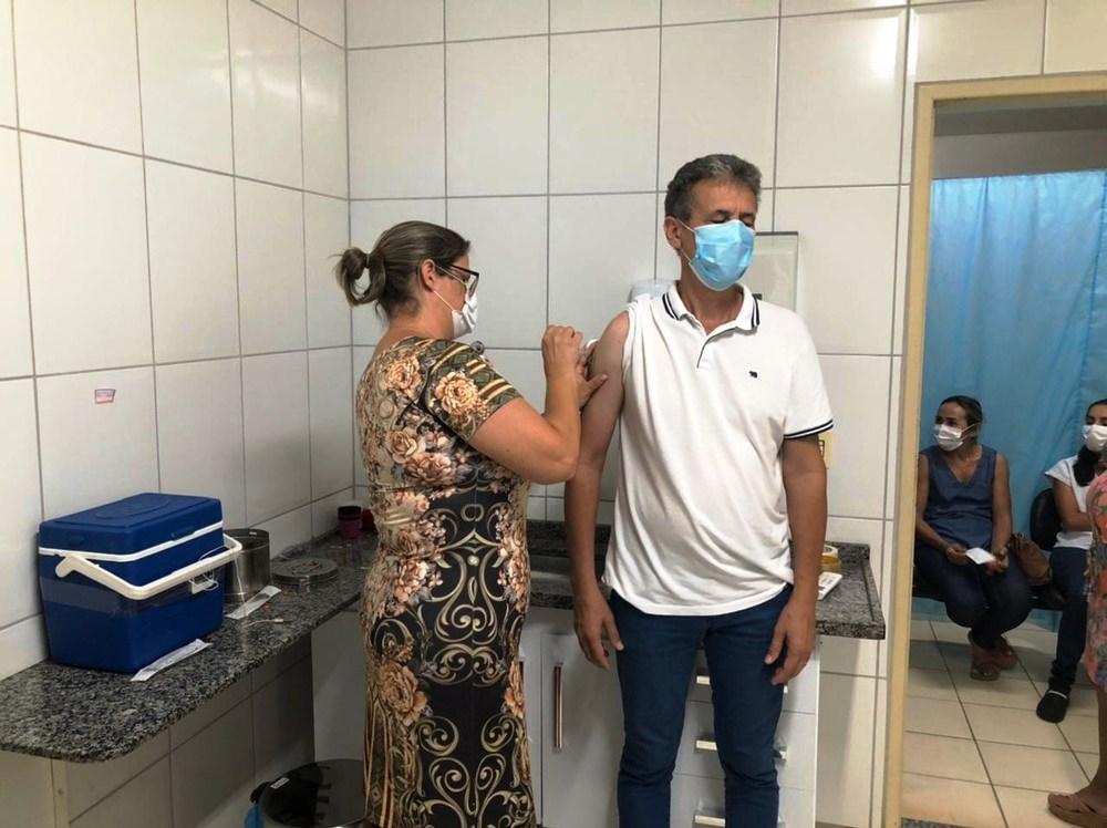Após criança desligar energia, cidade do ES recebe mais doses e volta a vacinar contra Covid-19