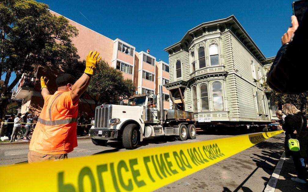 Casa de 139 anos é transportada para mudar de endereço nos Estados Unidos