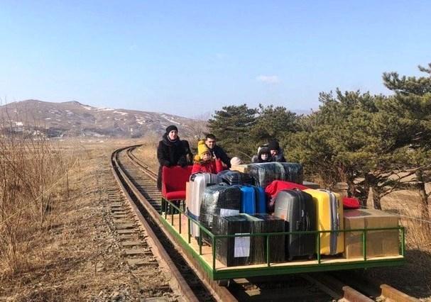 Diplomatas russos saem da Coreia do Norte empurrando carrinho em trilhos