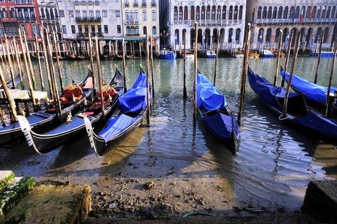Maré baixa deixa canais de Veneza quase secos