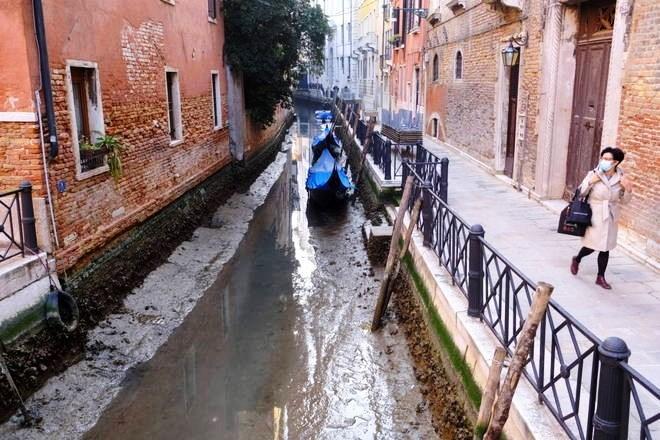 Maré baixa deixa canais de Veneza quase secos