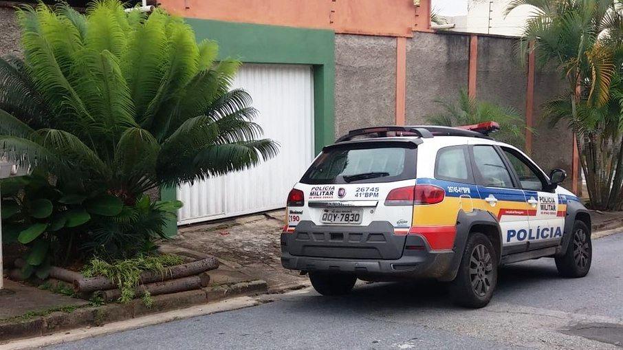 Casal é preso suspeito de abandonar feto na porta de uma casa