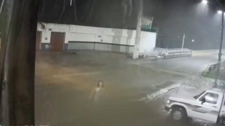 Vídeo que mostra mulher 'desaparecendo' em noite chuvosa intriga moradores