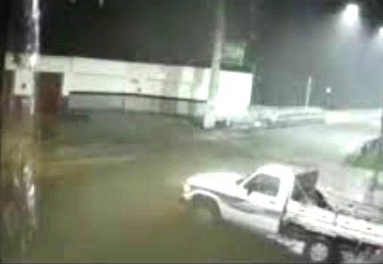 Vídeo que mostra mulher 'desaparecendo' em noite chuvosa intriga moradores