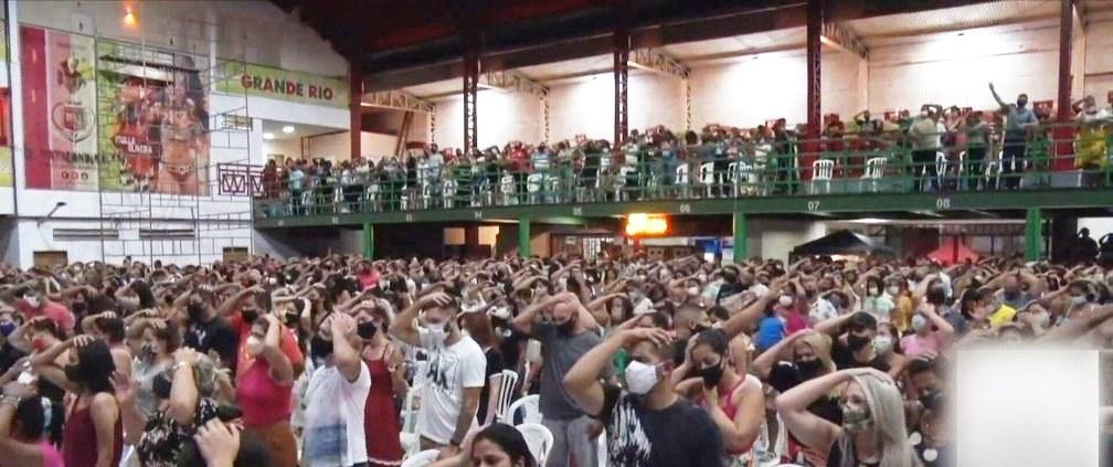 Culto religioso provoca aglomeração em quadra de escola de samba no Rio