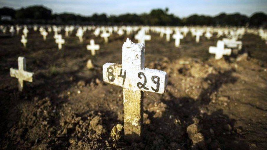 Brasil registra 1.699 mortes por Covid em 24 horas; média móvel continua a subir