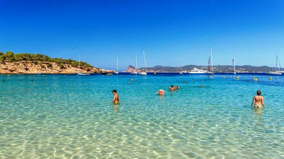 Destino dos Famosos: Ibiza, um paraíso com belas praias e vida noturna agitada