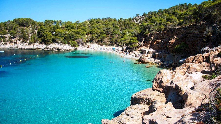 Destino dos Famosos: Ibiza, um paraíso com belas praias e vida noturna agitada
