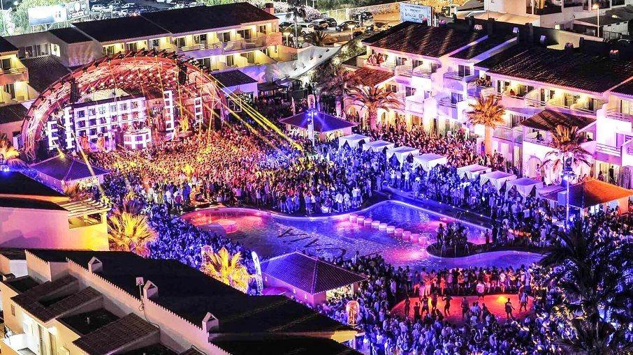 Destino dos Famosos: Ibiza, um paraíso com belas praias e vida noturna agitada