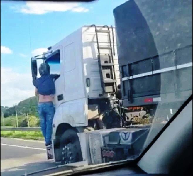 Homem tem moto arrastada por 32 quilômetros e fica pendurado em cabine de carreta após acidente