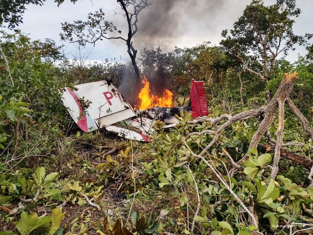 Avião cai em fazenda e duas pessoas morrem carbonizadas