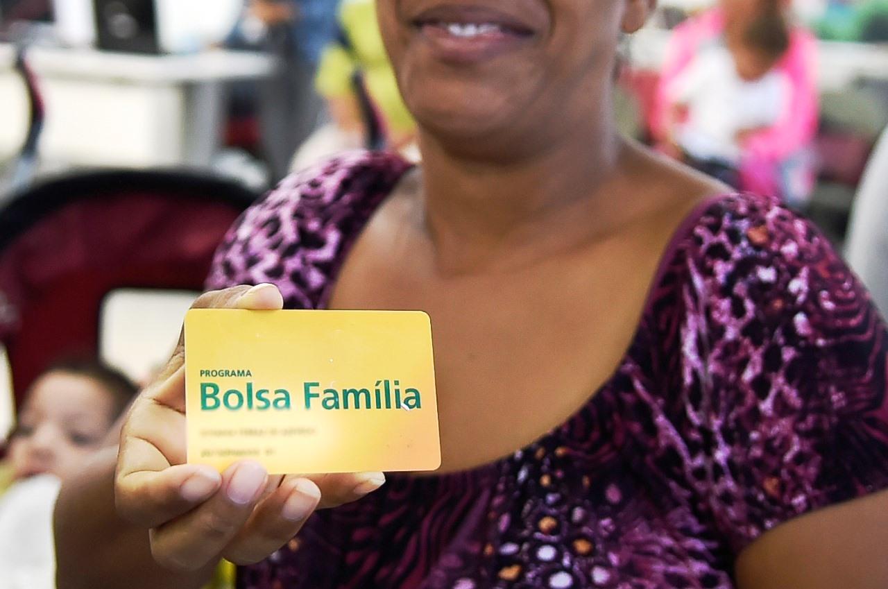 Crise faz aumentar busca pelo Bolsa Família, e mais de 2,1 milhões de famílias estão na fila do benefício