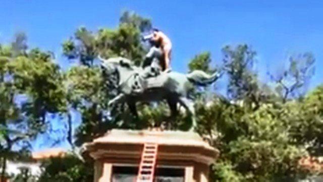 Homem sobe nu em estátua na Praça XV e diz que só sairá de lá vacinado; vídeo