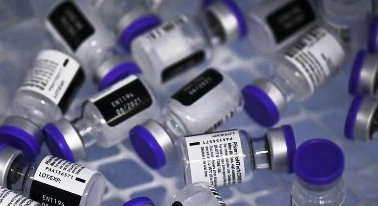 Governo assina acordos com Pfizer e Johnson para 138 milhões de doses
