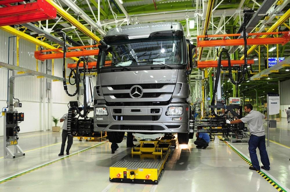 Mercedes-Benz suspende produção no Brasil por agravamento da pandemia