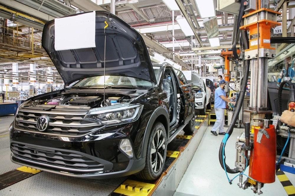Mercedes-Benz suspende produção no Brasil por agravamento da pandemia