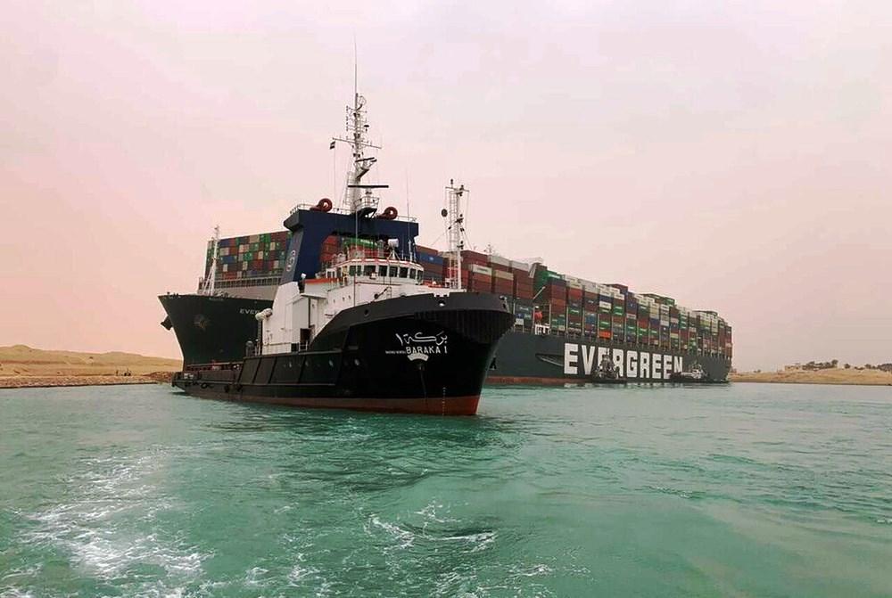 Meganavio encalha no Canal de Suez e causa congestionamento naval