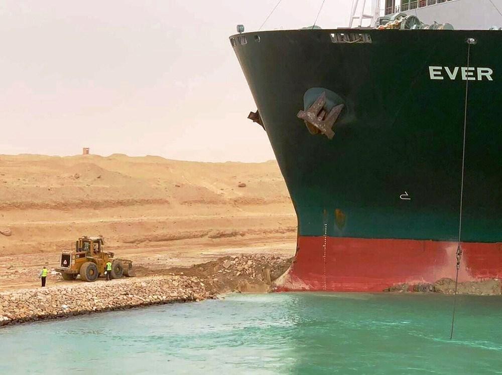 Meganavio encalha no Canal de Suez e causa congestionamento naval