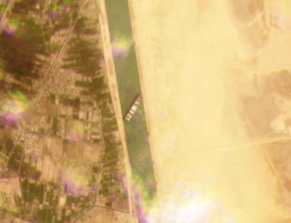 Meganavio encalha no Canal de Suez e causa congestionamento naval