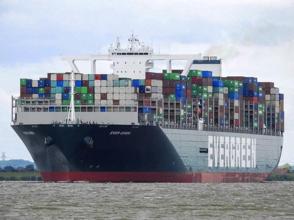 Meganavio encalha no Canal de Suez e causa congestionamento naval