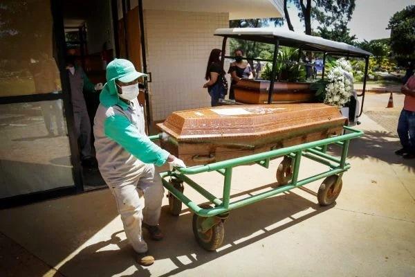Brasil tem novo recorde na média móvel de óbitos por Covid: 2.634