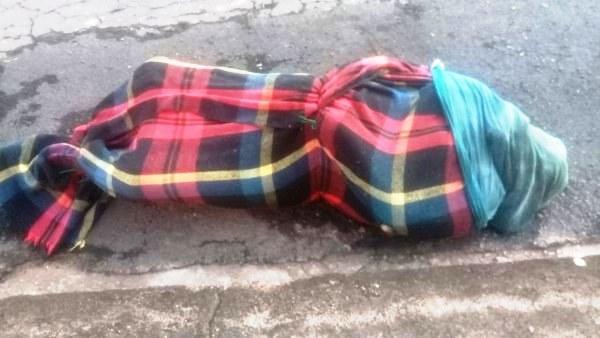 Corpo de mulher é encontrado amarrado e enrolado em cobertor