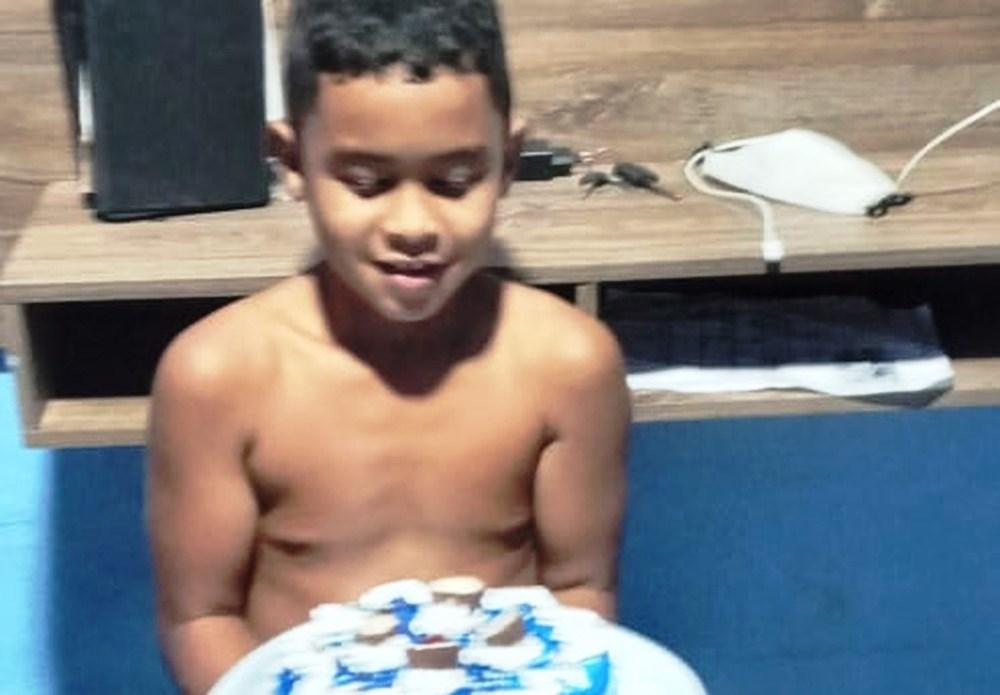 Menino de 8 anos é encontrado morto com marcas de espancamento