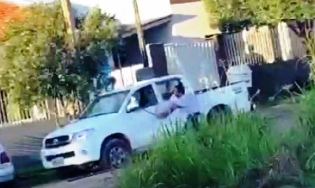 ‘Corno brabo’ flagra mulher com outro e quebra o carro do homem errado
