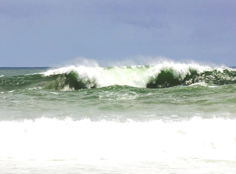 Avanço de frente fria pode provocar chuva e ondas de até 4,5 metros no ES