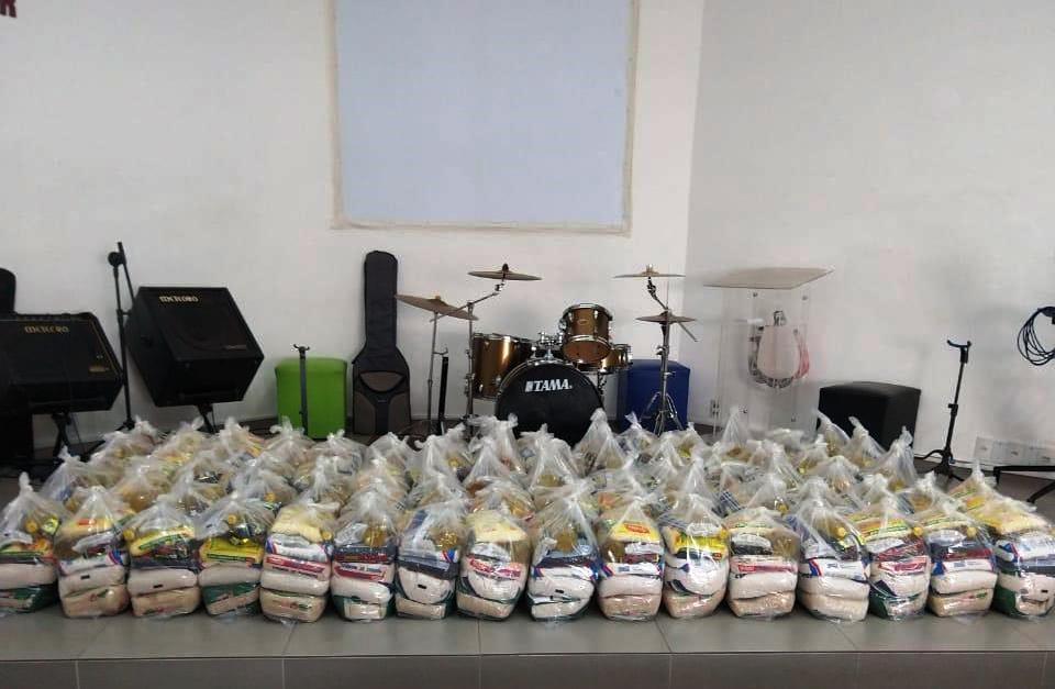 Associação entrega mais de 60 cestas básicas para famílias carentes