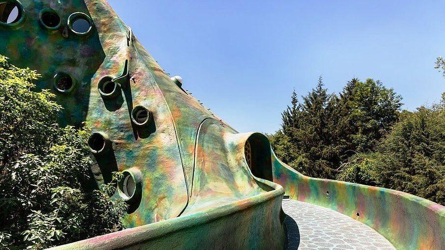 Casa em formato de cobra gigante faz sucesso com hóspedes do Airbnb