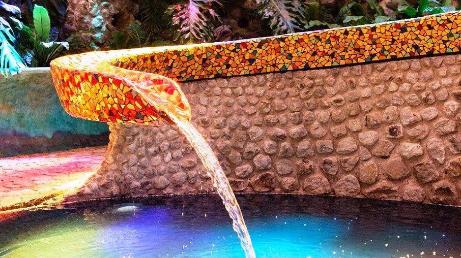 Casa em formato de cobra gigante faz sucesso com hóspedes do Airbnb