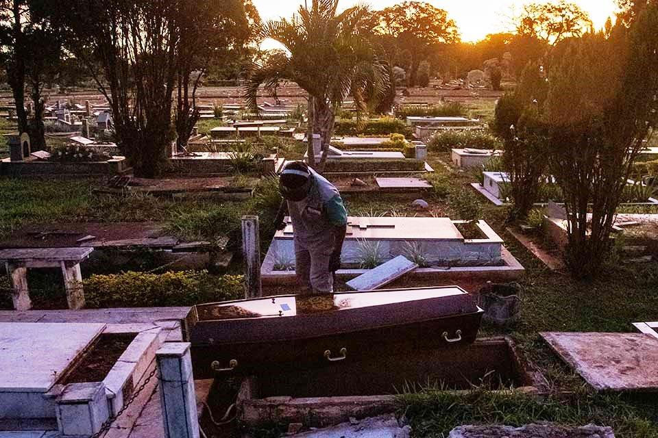 Média móvel de mortes por Covid no Brasil é a menor em um mês