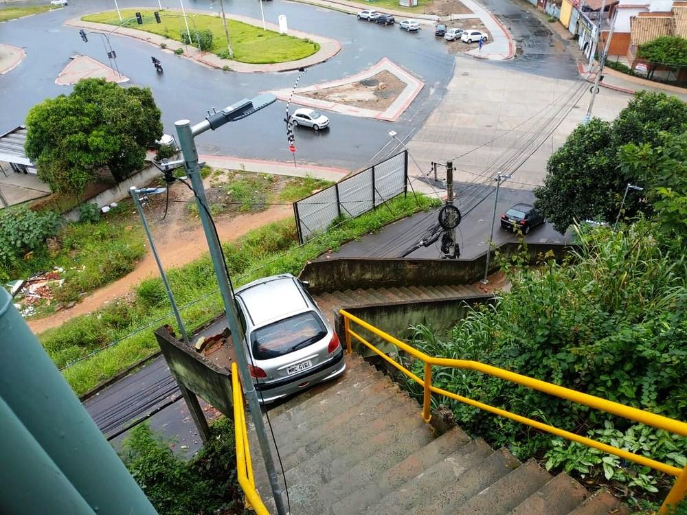 Motorista embriagado desce escadaria com carro e destrói mureta