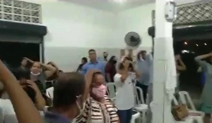 Mulher com odor íntimo faz pastor encerrar um culto