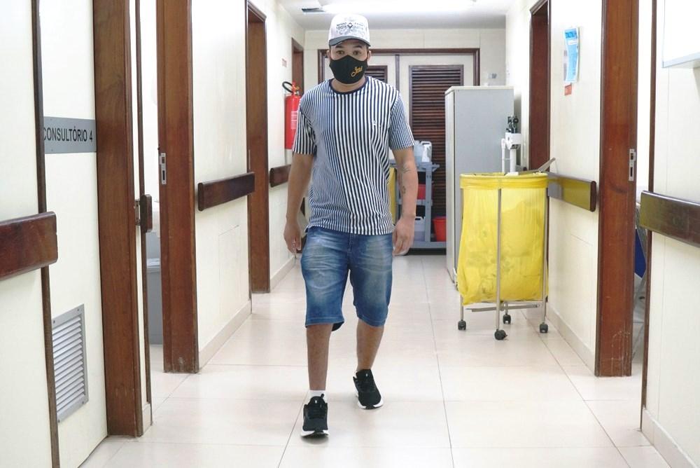Após tratamento, mulher calça tênis pela primeira vez em 37 anos “Maravilhoso”