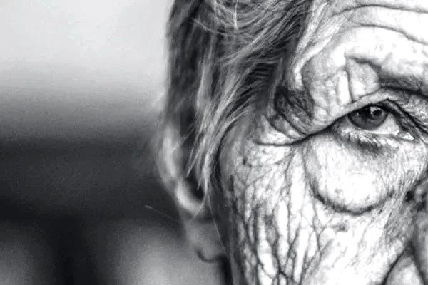 Juíza cita poema de Drummond sobre mães e manda filhos sustentar idosa