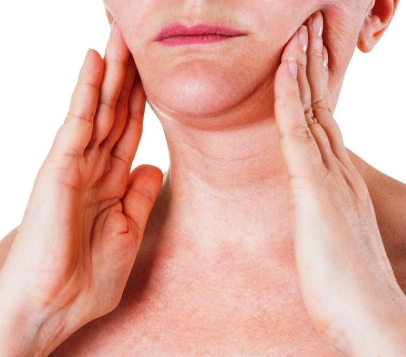 Tech Neck, a síndrome postural que pode causar rugas e dores no pescoço