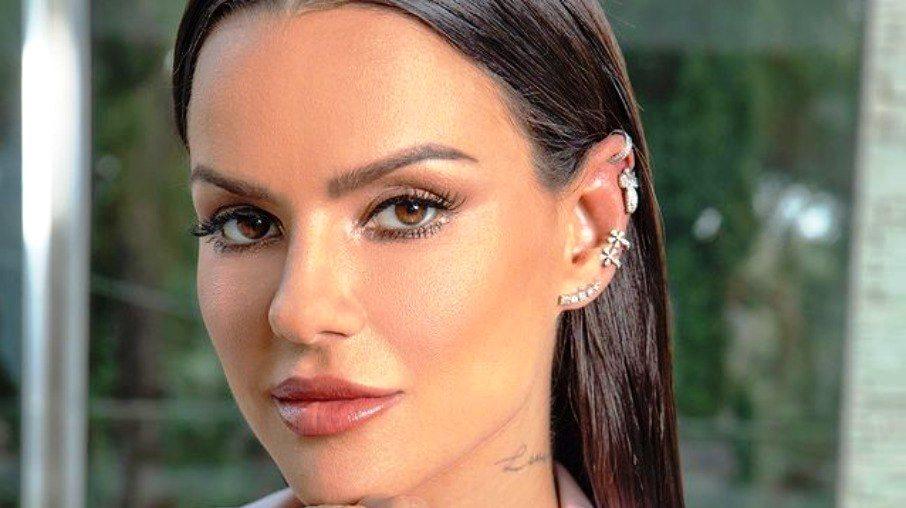 Ex-Panicat Carol Dias se batiza em igreja evangélica: 