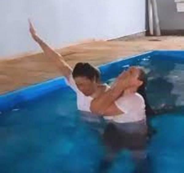 Ex-Panicat Carol Dias se batiza em igreja evangélica: 
