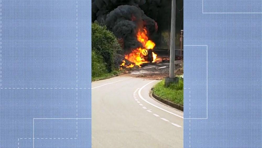 Motorista morre carbonizado após caminhão de combustível tombar e pegar fogo, no ES