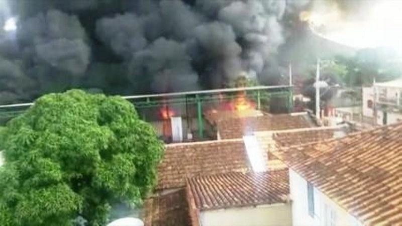 Motorista morre carbonizado após caminhão de combustível tombar e pegar fogo, no ES