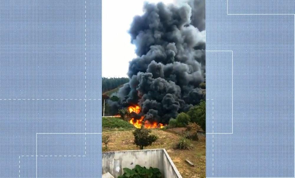 Motorista morre carbonizado após caminhão de combustível tombar e pegar fogo, no ES