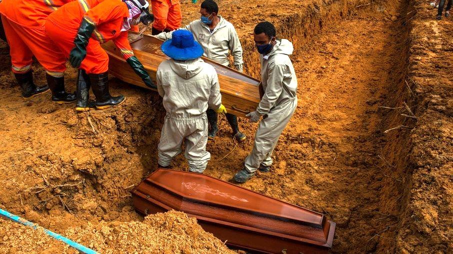 Brasil registra 889 mortes por covid-19 e 25.200 novos casos em 24 horas