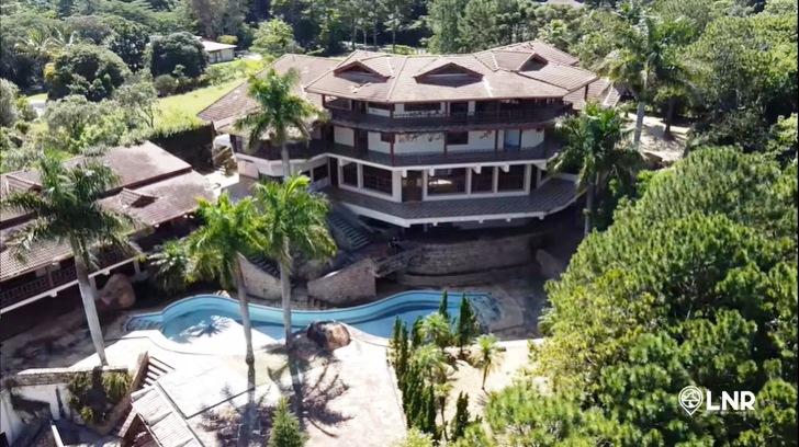 Jô Soares abandona mansão de R$ 15 milhões e casarão vira lixão invadido: Veja fotos