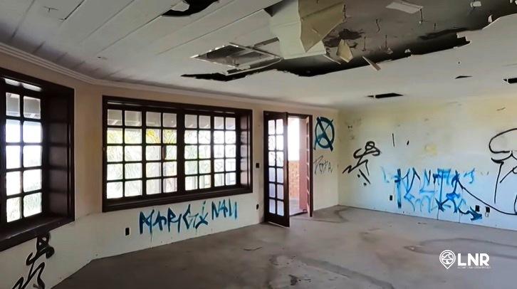 Jô Soares abandona mansão de R$ 15 milhões e casarão vira lixão invadido: Veja fotos