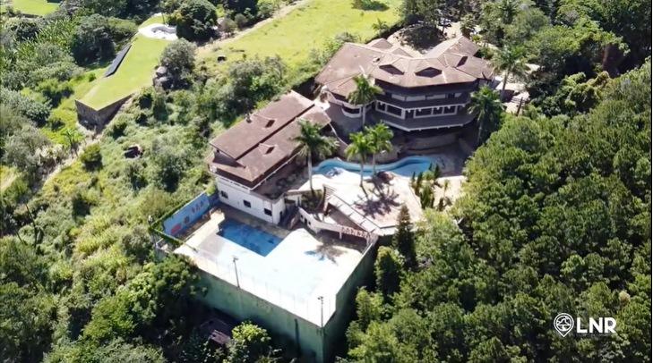 Jô Soares abandona mansão de R$ 15 milhões e casarão vira lixão invadido: Veja fotos