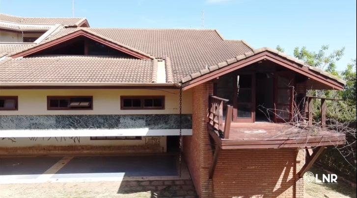 Jô Soares abandona mansão de R$ 15 milhões e casarão vira lixão invadido: Veja fotos