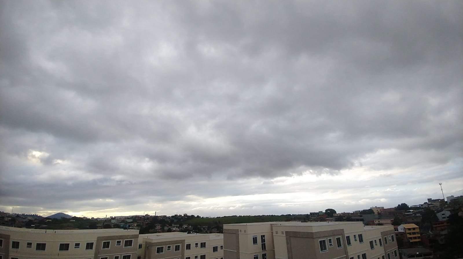 Nova frente fria traz nebulosidade e pode chover em parte do ES nesta quinta-feira (13)